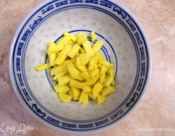 Подготовьте все остальные ингредиенты.
Порежьте соломкой имбирный корень, предварительно почистив его.