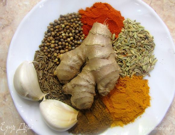 На фотографии представлены все пряности, которые используются в блюде. Обратите внимание, что их весьма много, даже несмотря на то, что это блюдце.