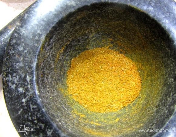 Растолките в ступке семена тмина, кориандра и фенхеля.