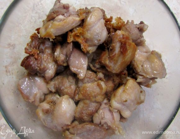 Порежьте мелко кинзу.

Нагрейте сковороду с растительным маслом.
Обжарьте кусочки курицы. Выньте ее и поставьте в теплое место.