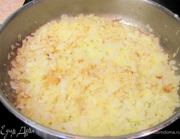 В этом же масле пассеруйте лук с чесноком. Не жарьте сильно лук. Он не должен карамелизоваться. Просто тушите.
Положите имбирь.