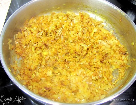 Перемешайте и положите все сушеные пряности, кроме гарам масалы.
Тушите на медленном огне около 5 минут, периодически помешивая.