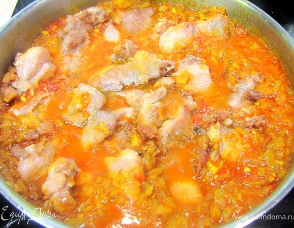 Положите обратно куриные кусочки.