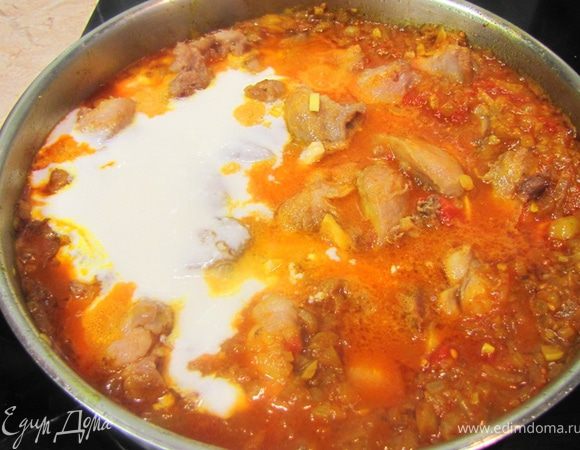 Посолите блюдо.
Доведите до кипения.
Положите йогурт и гарам масала в сковороду.