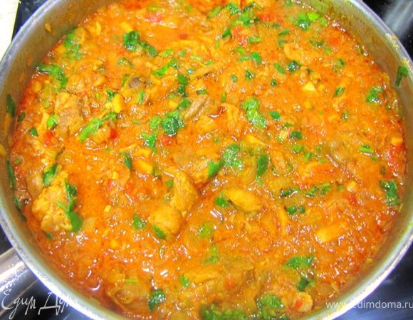 Доведите до кипения.
Помешайте.
Накройте крышкой и на медленном огне тушите 20 минут.
Выключите огонь и добавьте зелень кинзы.