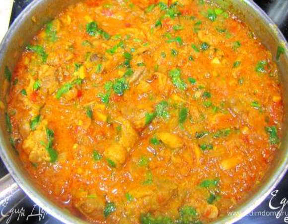 Важно
Надо учитывать, что это один из многочисленных вариантов карри, но на мой взгляд, один из самых удачных.
Подавайте карри с рисом. Если надо, могу дать рецепт приготовления отварного риса.
Йогурт, он же катык, он же мацони, он же тан. Напиток, приготавливаемый из уваренного на треть молока с добавлением специальных болгарских кисломолочных йогуртовых бактерий. Он имеет намного более нежную консистенцию, чем кефир и больше напоминает сметану, но тягуч и используется в европе, кавказе очень часто. Капризен при приготовлении и легко портится. Для производства хорошего катыка, его надо делать каждый день.
В Индии, насколько я помню, вместо кисломолочных продуктов используют кокосовое молоко.
Не пережарьте блюдо. Помните, что когда блюдо в сковороде теряет слишком много влаги, жир отделяется от других фракций и обратного процесса не будет. Блюдо будет испорчено (это касается любых соусов при тушении мяса).
Карри хорош и с отварной картошкой.
Йогурт, кокосовое молоко нейтрализуют излишнюю остроту перца, поэтому не бойтесь и кладите перца столько, сколько указано.