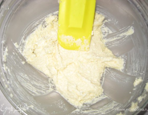 Готовим тесто: мягкое масло взбиваем с сахаром.