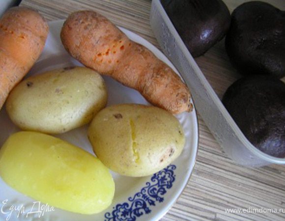 Овощи отварить до готовности, очистить от кожуры.