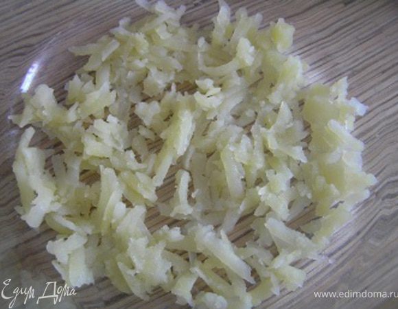 Салат укладывать слоями: немного тертого картофеля,