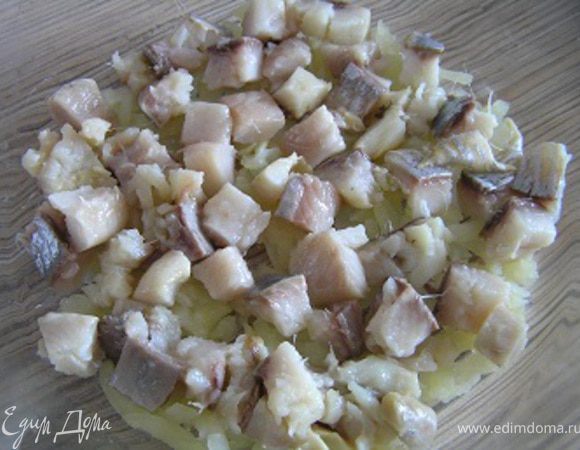 половина нарезанного филе селедки,