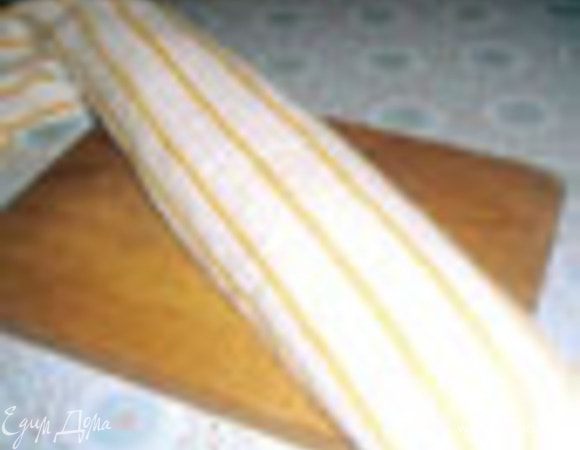 Готовый бисквит опрокинуть на посыпанное сахаром, полотенце. Снять бумагу. Свернуть И дать остыть.