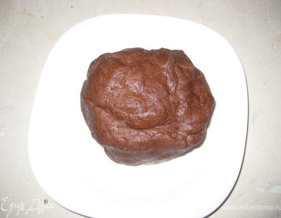 Добавляем муку, какао, яйцо, соду и вымешиваем хорошо тесто. Отправляем в холодильник на 30 минут.