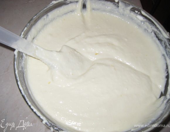 Тем временем готовим творожную начинку: творог взбиваем в блендере, добавляем сметану, цедру лимона, яйца, крахмал. Хорошо вымешиваем.