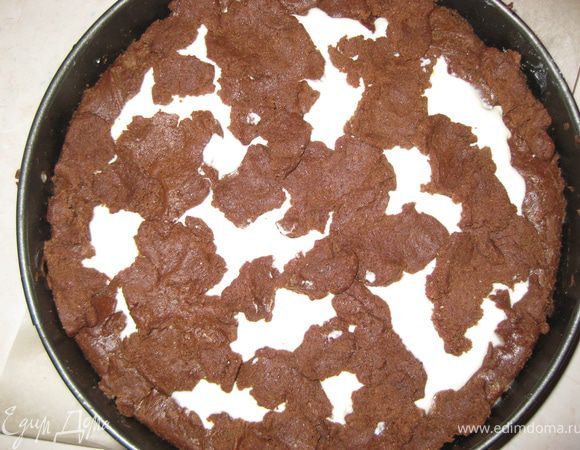 Берем меньший кусок теста, рвем на куски и произвольно выкладываем по творожной массе.