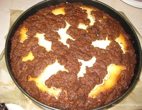 Выпекаем в разогретой духовке 1 час при температуре 180 гр.Ц. Даем полностью остыть в форме. Остывший сырник еще отправляем на несколько часов в холодильник.