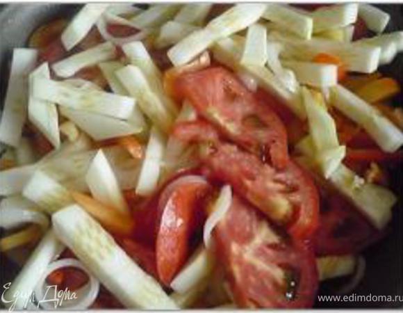 Лук слегка обжарить слегка, добавить нарезанные цуккини, помидоры, перец, посолить, поперчить, положить веточку розмарина и тушить 5 минут при закрытой крышке.