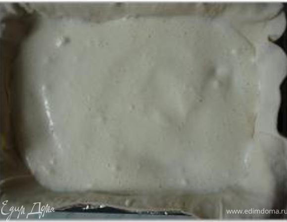 На тесто выложить яично-сметанную/сливочную смесь.