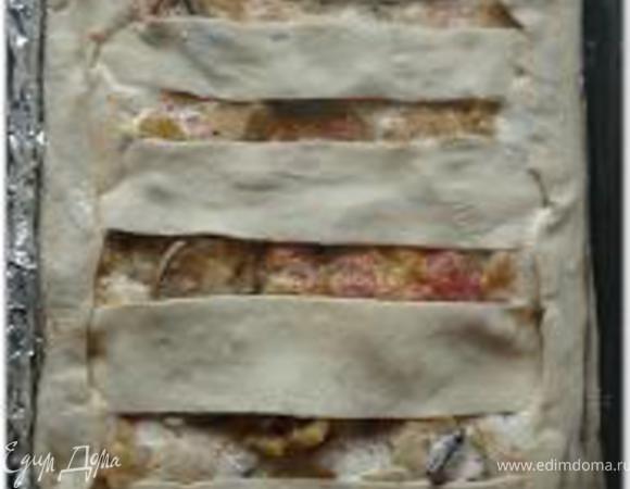 Верх украсить из обрезков теста в виде решетки.