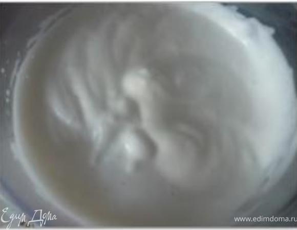 Для бисквитного теста взбить яйца с горячей водой до почти плотной массы (ручным миксером на самой высокой скорости)