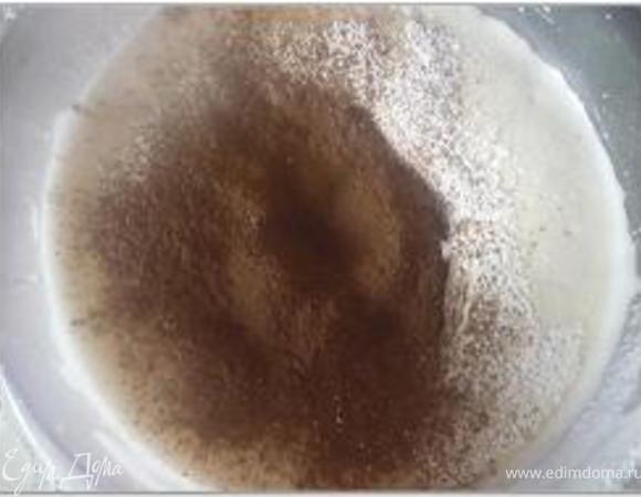 Всыпать сахар и взбивать пока он не растворится.
Затем добавить просеянные вместе разрыхлитель, крахмал, муку, какао и хорошо перемешать ложкой.
