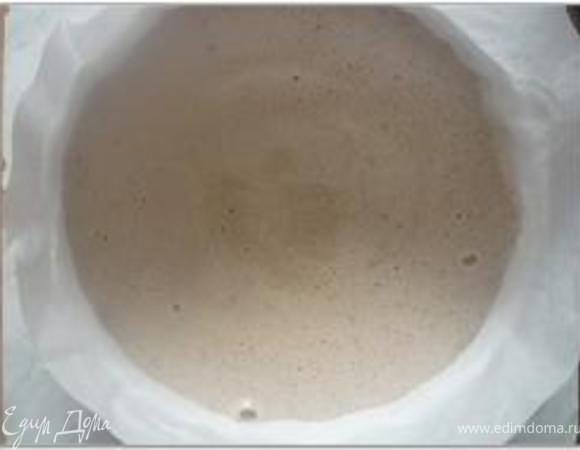 Дно разъемной формы диаметром 28 см. выложить пергаментом, смазать жиром и выложить тесто.