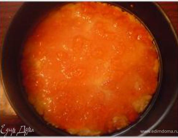 Остывший песочный корж смазать желе смешанным с вишневым ликером.