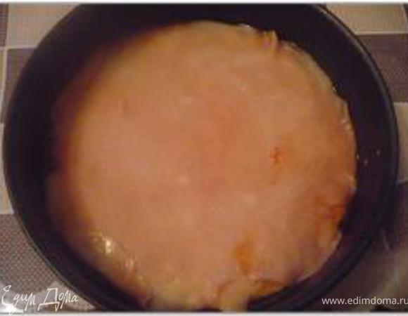 Марципановую массу перемешать с сахарной пудрой, раскатать до размеров коржа, выложить на песочный корж и прижать.