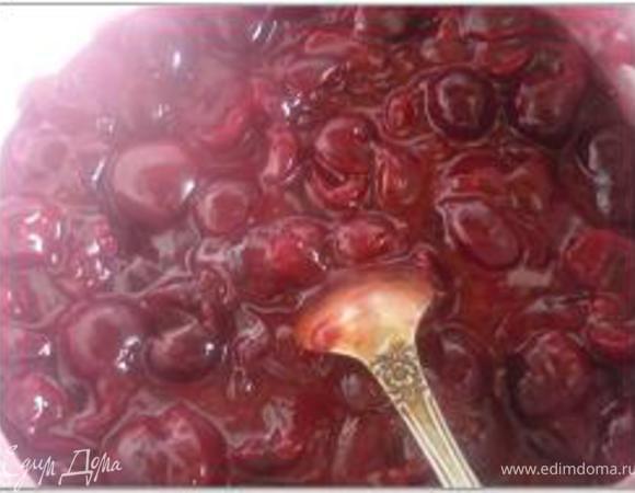 Вишни откинуть на сито и дать стечь соку. Сок с сахаром довести до кипения и соединить с раздведенным в небольшом количестве воды крахмалом, добавить немного вишневого ликера и дать остыть. (Я брала свежую вишню, удалить косточки, пересыпать сахаром и дать постоять немного до образования сока, добавить немного воды и проварить минуты 3, а затем добавить крахмал.)