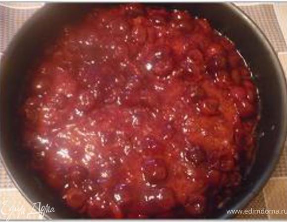 Остывший бисквит разрезать на 3 коржа. первый корж положить на марципановую массу.
Сверху выложить вишни и разровнять.