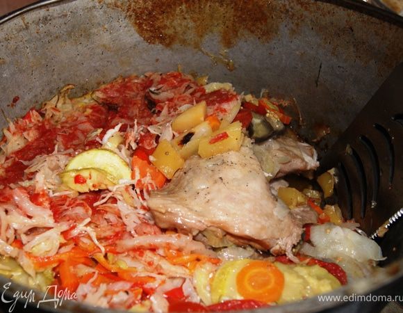 Далее накрыть тарелкой/крышкой. Сверху положить пресс (обернутый в полотенце кирпич).
На костре готовить блюдо 1,5 часа, следя, чтобы не было большого огня.