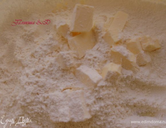 Просеянную муку смешать с маслом и солью, и перетереть все в крошку, 