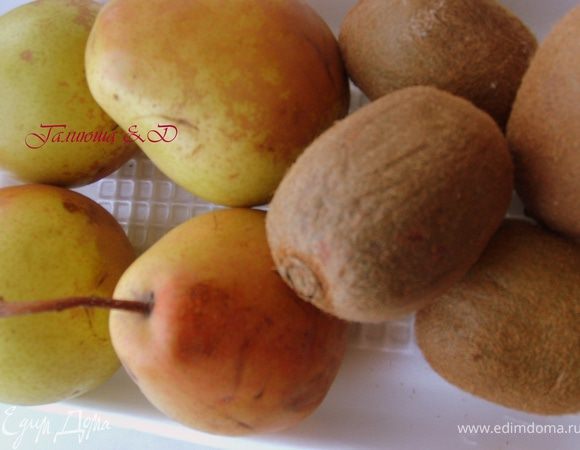 Киви и груши помыть и очистить от кожуры