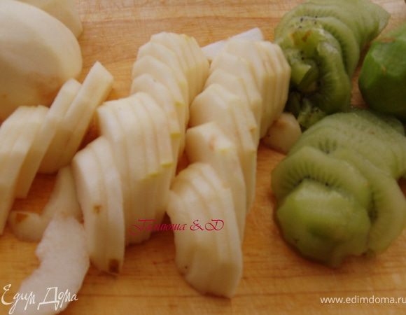 Нарезать их ломтиками, посыпать 1 ст.л. сахара и дать постоять немножко,минут 7-10