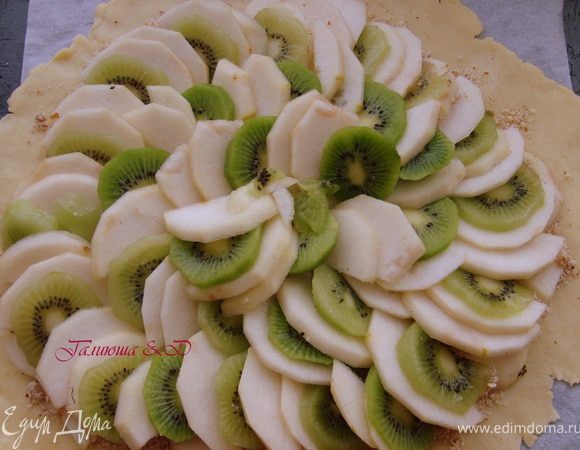 Раскладываем груши и киви, попеременно