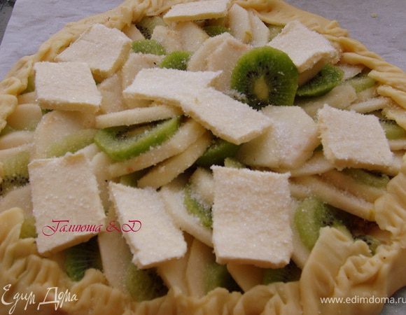 Заворачиваем и укладываем поверх фруктов кусочки масла и посыпаем сахаром