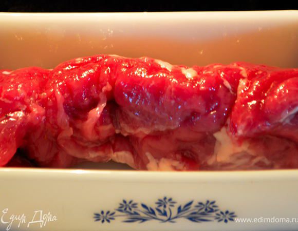 Нагреть духовку до 200гр.Положить свинину на противень или в форму с высокими краями и поставить в разогретую духовку.Жарить около 1 часа.