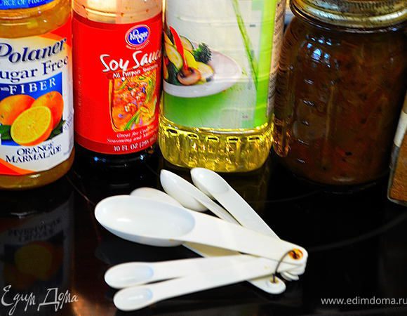 Перемешать повидло с соевым  соусом, соусом чили ,раст.маслом и каенским перцем.За 20мин.до готовности начать часто смазывать свинину  маринадом.