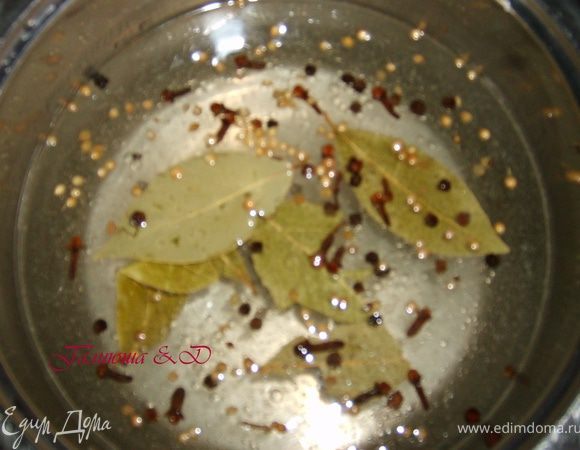 Смешиваем их с маслом и водой, не забудьте про соль и сахар. Все это довести до кипения. Остудить маринад