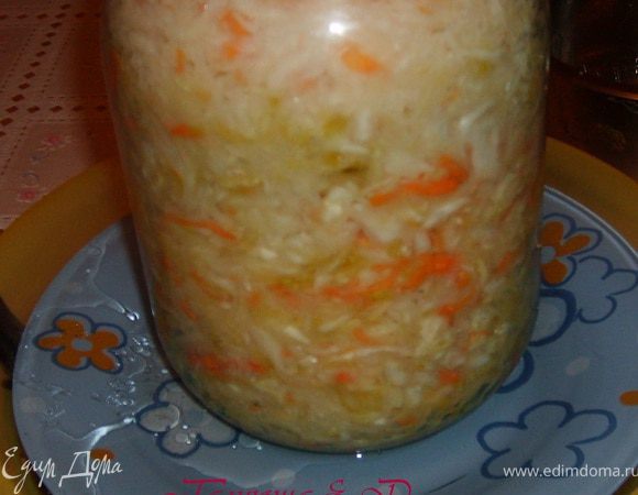 Сверху накрыть крышкой и поставить под гнет. или как я например, тарелкой, а сверху трехлитровой банкой квашенной капусты.