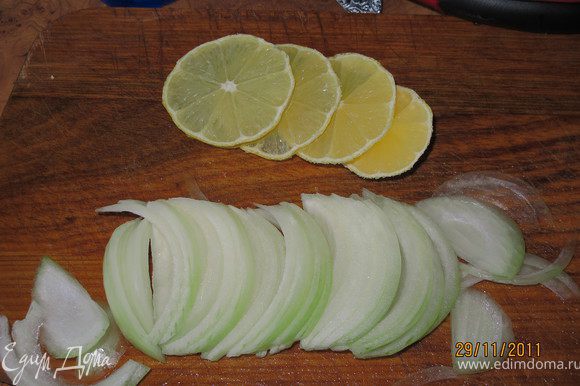 Режем лук и оставшуюся половинку лимона. Лук заливаем уксусом и оставляем.
