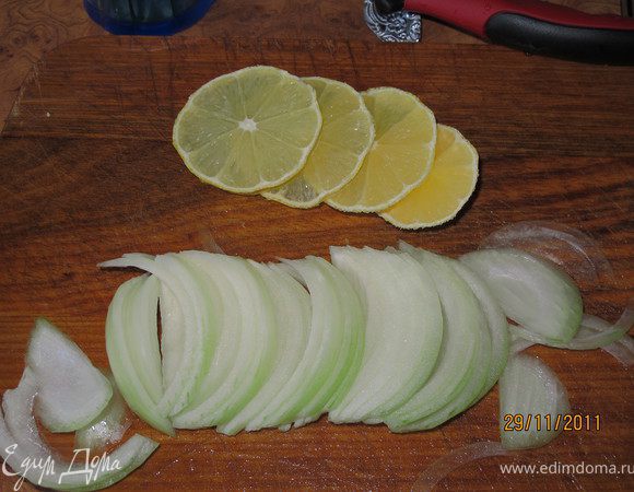 Режем лук и оставшуюся половинку лимона. Лук заливаем уксусом и оставляем.