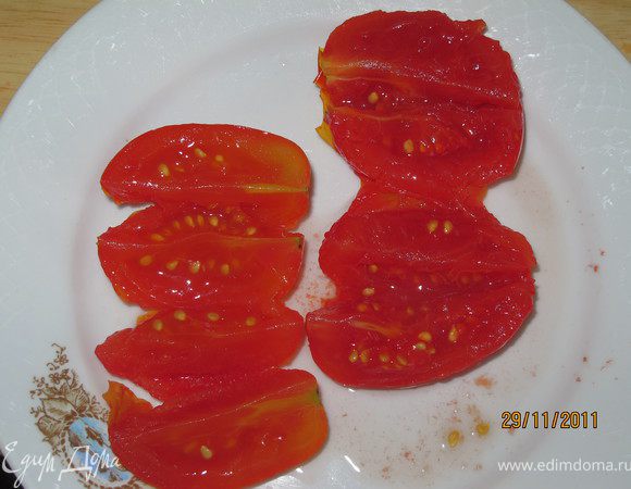 Помидоры разрезаем напополам но не прорезаем до конца, разворачиваем и надрезаем половинки опять не до конца. Получаться дорожки из помидор.