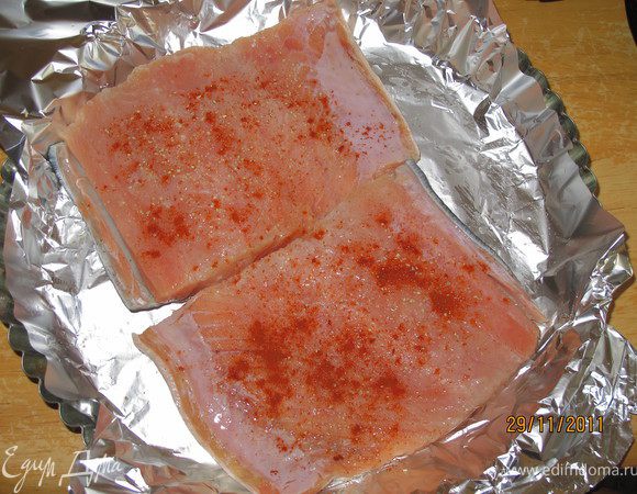 На лимоны выкладываем нашу рыбку. У меня было два широких стейка, когда они приготовились я их разрезала напополам. Посыпаем рубку паприкой, немного солью и сахаром.