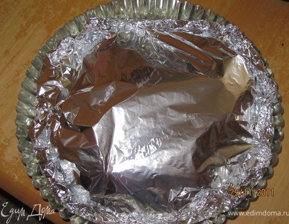 Сверху накрываем фольгой и защипываем края. Ставим в разогрету доховку при 180 градусах на 20 -30 минут. Потом раскрываем фольгу и 5-10 минут запекаем.
