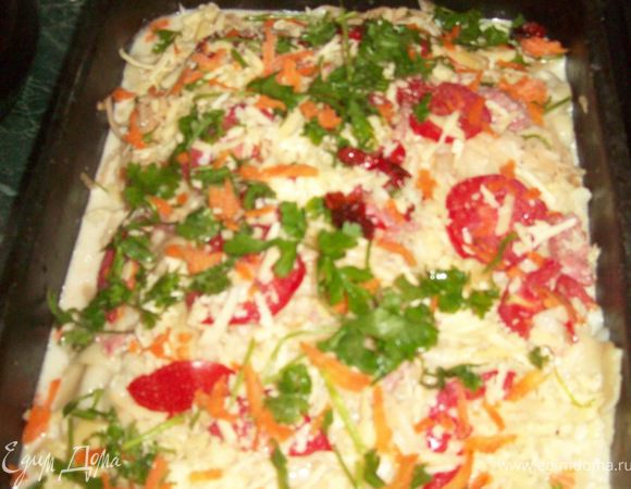 На листы лазаньи выложить ветчину.Посыпать половиной натертого сыра.Положить помидорыНакрыть листами лазаньи.каждый слой залить молоком с яйцом.

 

Посыпать оставшимся сыром.Снова выложить листы.Поставить в духовку. 
Запекать при температуре 180 градусов в течение 40-45 минут.

 Готовую лазанью вынуть, посыпать Пармезаном,помидорами,петрушкой

 К лазанье можно подать томатный соус: обжарить 100 г мелко нарезанного лука и 2 зубчика мелко нарезанного чеснока. 
 Добавить 300 г помидоров (очищенных от кожицы и мелко нарезанных), посолить, поперчить, тушить 5-10 минут