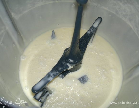 Добавляем по одному яйца и взбиваем еще 5 минут.