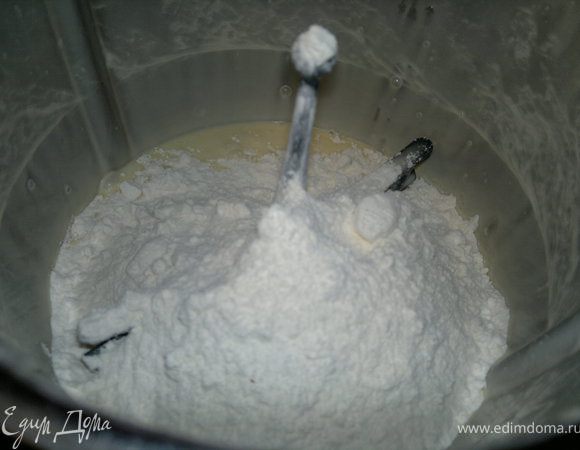 Добавляем муку, разрыхлитель, взбиваем на большой скорости минуту.