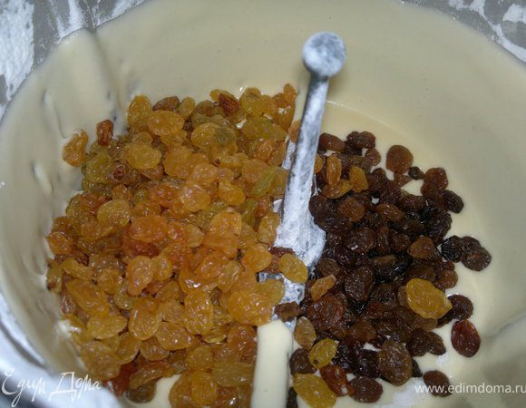 Добавляем изюм и все перемешиваем. (У меня не оказалось темного в достатке, я добавила еще светлого, на качестве не отразилось)).