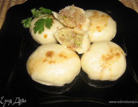 Каждый шарик слегка раскатать скалкой,положить ложку начинки и защипать булочки, перевернуть и положить защипанной стороной на дно пароварки или мантышницы(смазать круги раст.маслом) интервал между ними должен быть не менее 2 см. Оставить на 5 мин., затем готовить на пару в течение 15-20 мин.Подавать горячими,с соевым соусом,морковкой по-корейски и зеленью.Приятного аппетита!