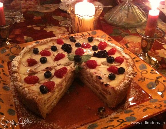 Достать пирог и дать ему остыть. Переложить на блюдо и украсить сверху листиками свежей мяты и свежими ягодами. Присыпать пудрой. Можно подавать!
P.S. Ещё вкуснее получается, если подавать на следующий день из холодильника - похоже очень на чиз-кейк! И ванильное мороженое - прекрасный аккомпанемент!